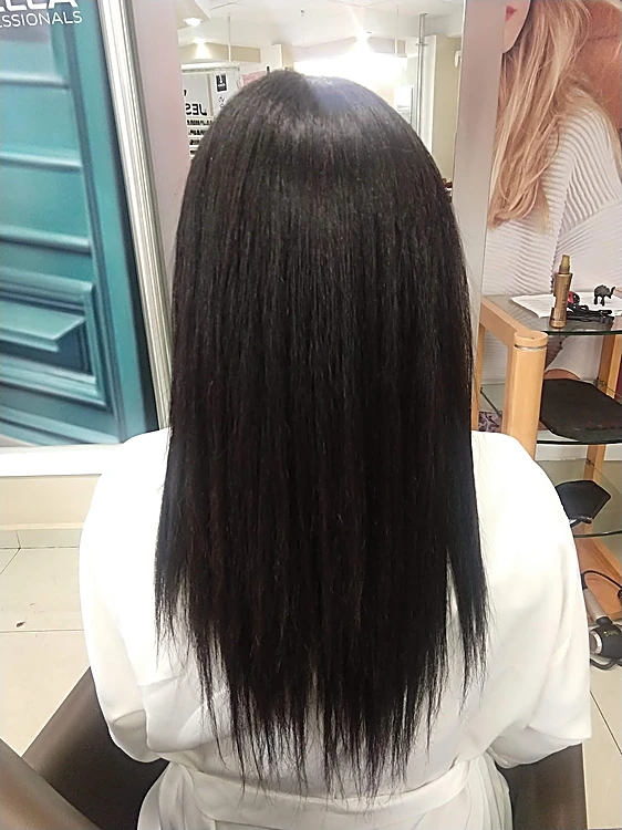 Cabello negro largo y liso, de espaldas, después de un alaciado
