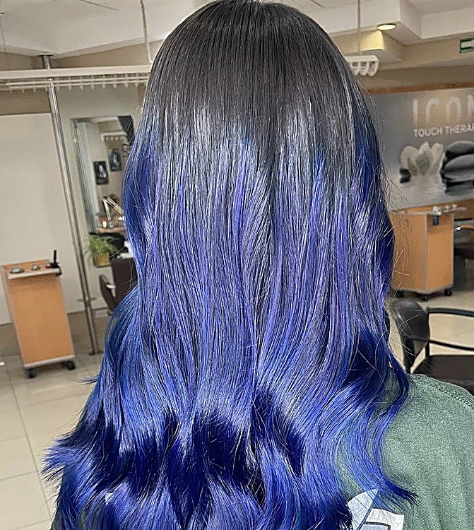 Cabello oscuro largo con puntas en azul intenso, de espaldas