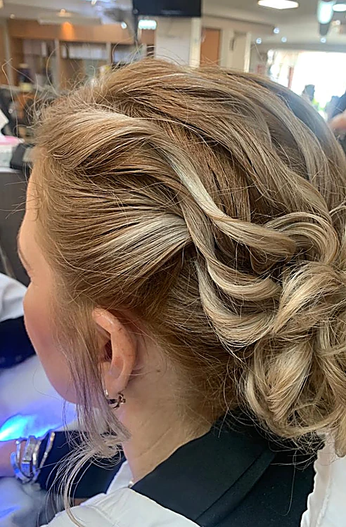 Recogido bajo con ondas y mechas rubias, visto de lado