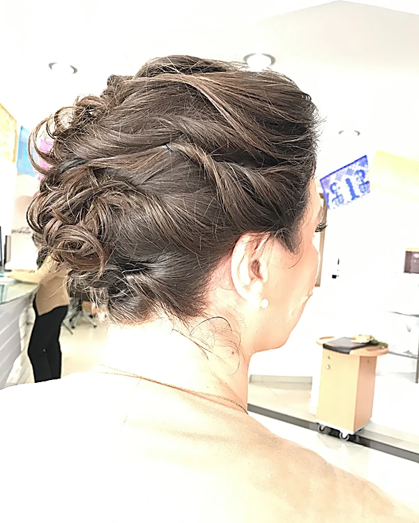 Recogido con trenzas y ondas visto desde atrás